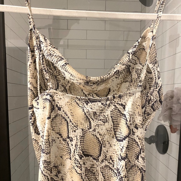 Paper Heart XS dress with slit. - Picture 2 of 3